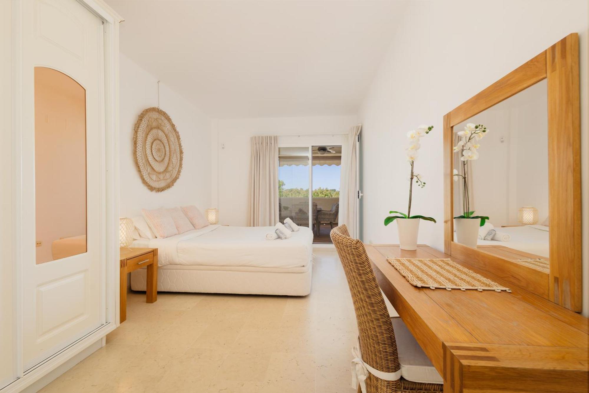 Apartment With Pool And Private Terrace With Sea Views In Elviria Marbella