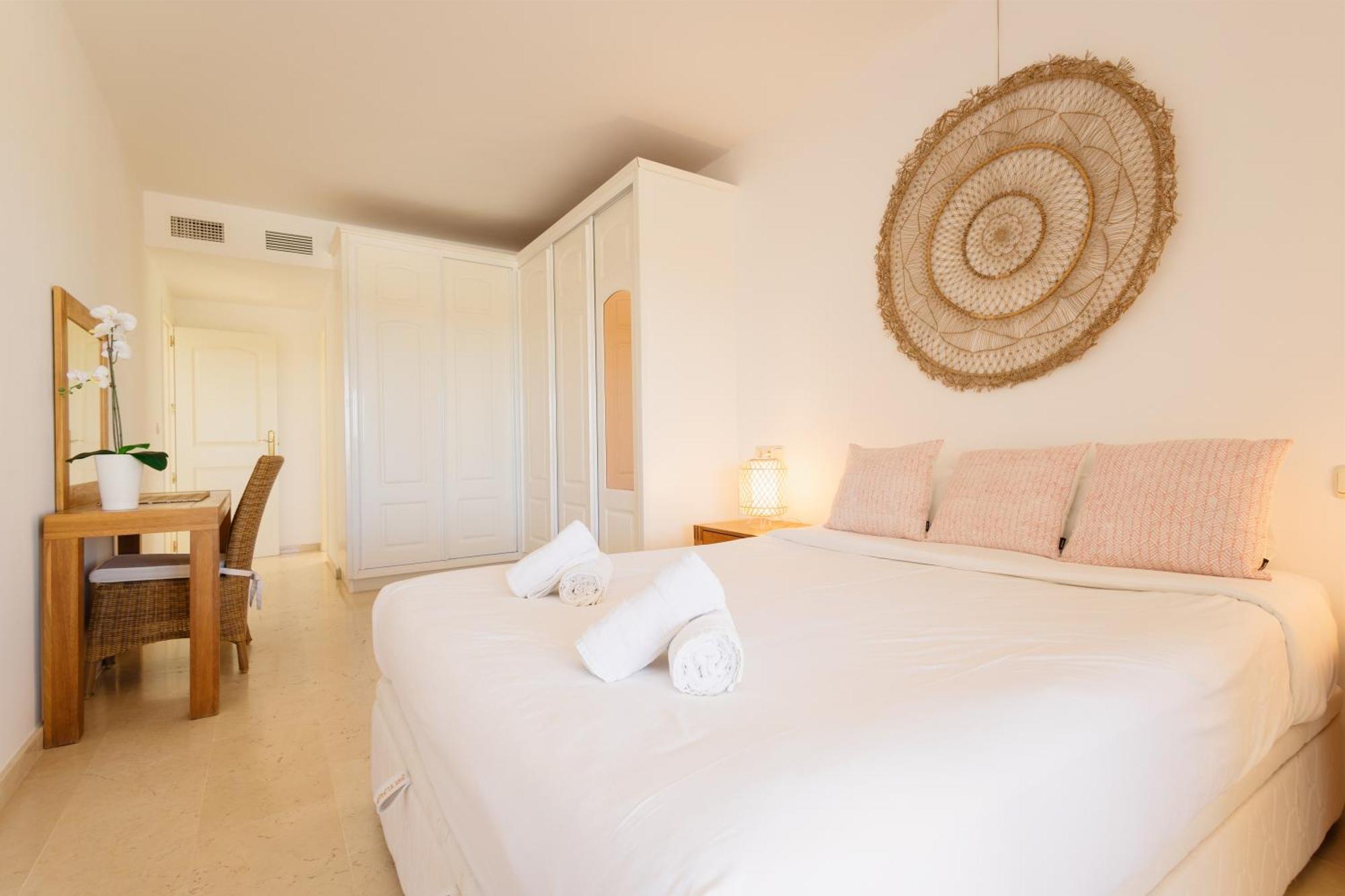 Apartment With Pool And Private Terrace With Sea Views In Elviria Apartemen