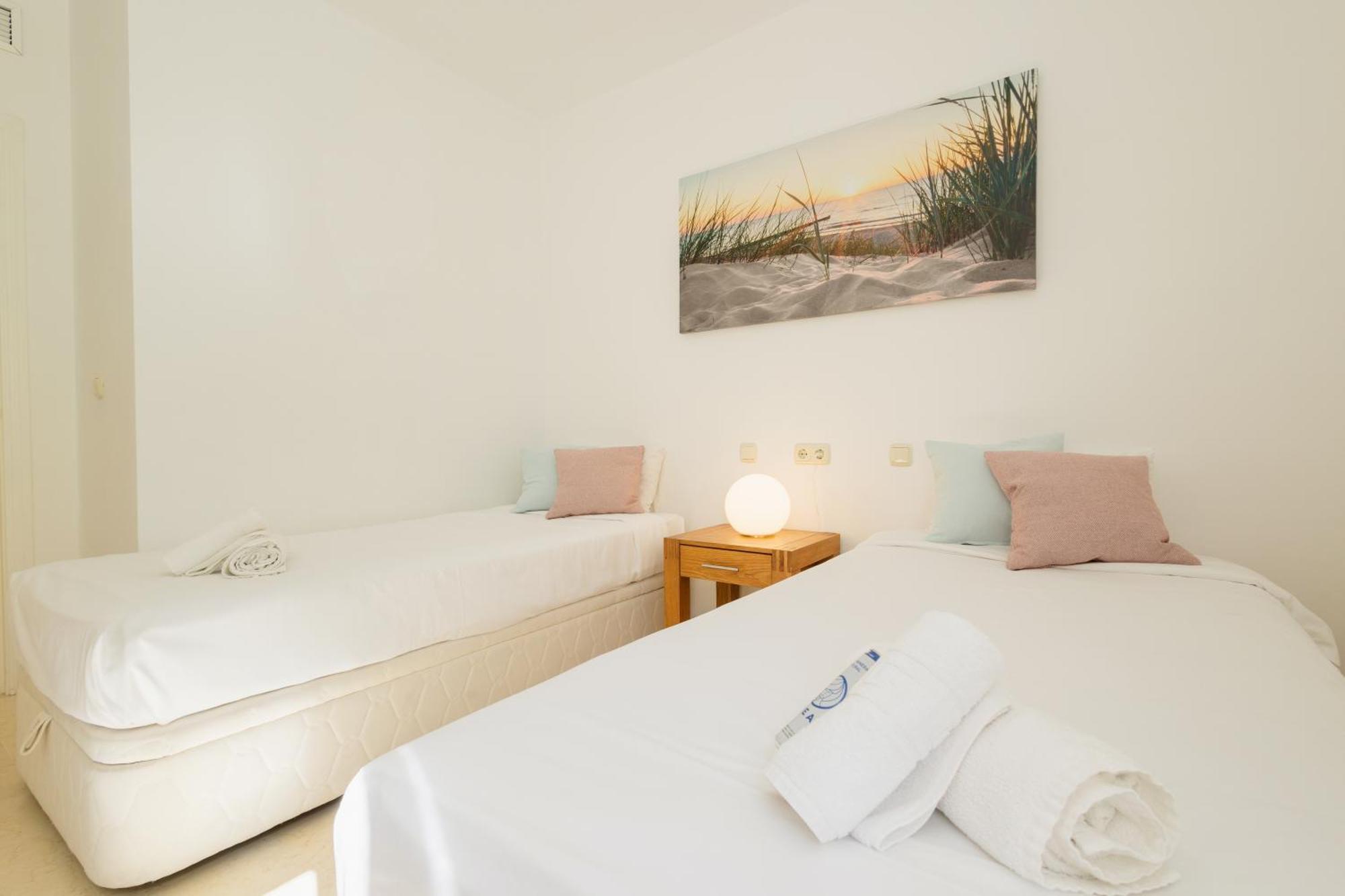 Apartment With Pool And Private Terrace With Sea Views In Elviria Apartemen *