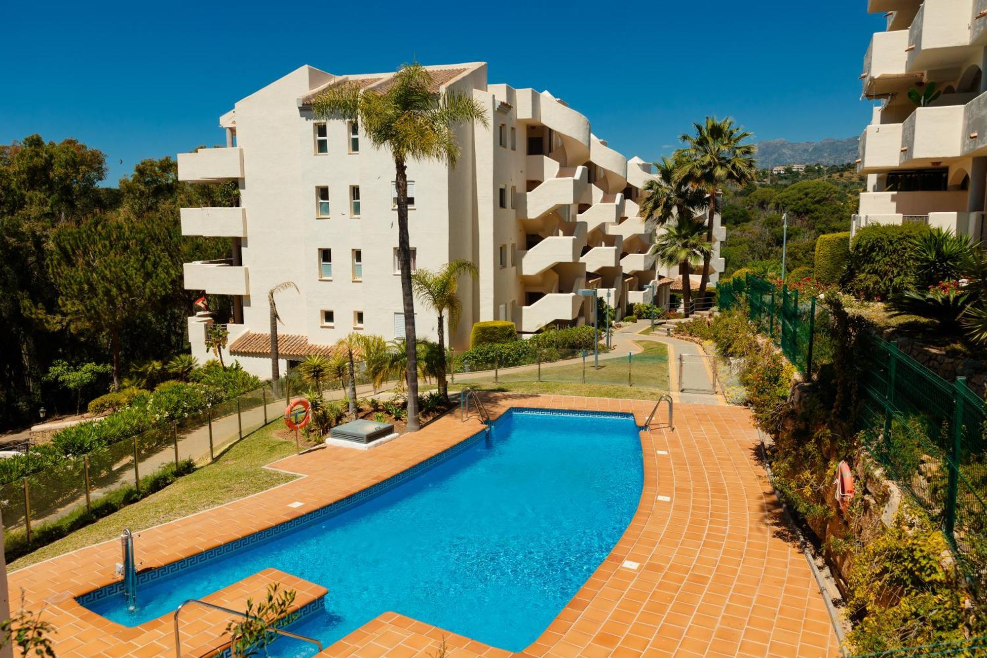 Apartment With Pool And Private Terrace With Sea Views In Elviria Apartemen *